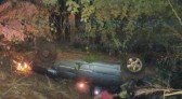Carro capota em ribanceira com seis ocupantes, incluindo quatro crianças, no Oeste catarinense
