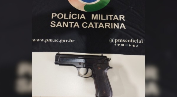 Homem ameaça ex-companheira com simulacro de arma e é preso