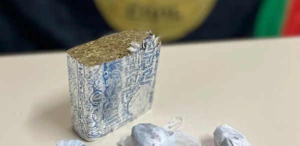 Pais de jovem presa por tráfico também são detidos em operação policial