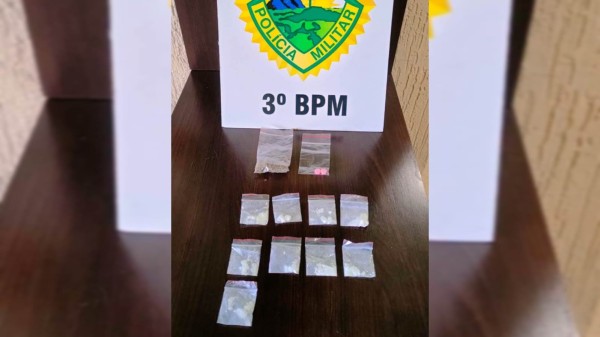 Maconha, MDMA, cocaína e pistola de pressão são apreendidas durante abordagem