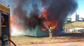Incêndio destrói casa e veículo e mobiliza bombeiros