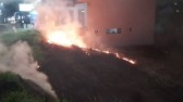 Incêndio em terreno baldio próximo a residências é registrado