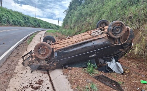 Mulher e adolescente ficam feridos após carro capotar