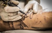 Conselho Federal de Medicina proíbe anestesia geral e sedação na realização de tatuagem