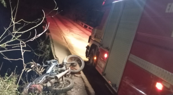Motociclista sofre queda de ponte de cinco metros e é socorrido em estado grave em Guaraciaba