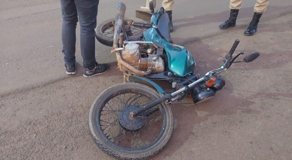 Motociclista fica ferido em colisão no centro