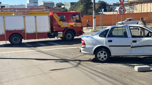 Acidente na rótula da Biblioteca deixa mulher levemente ferida