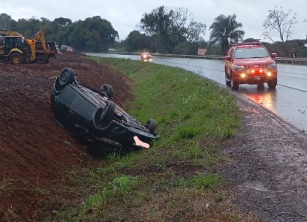 Motorista é resgatada após capotamento na BR-158