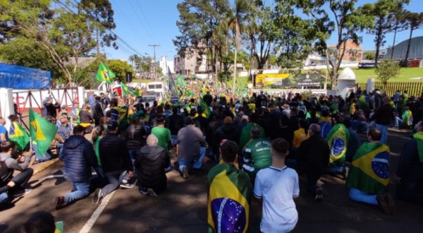Manifestantes seguem reunidos em frente ao 16º esquadrão