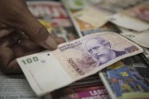 Banco Central argentino eleva taxa de juros a 118% após eleições primárias causarem desvalorização do peso e alta do dólar