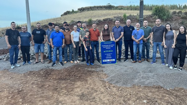 Prefeita assina ordens de serviço para obras nas linhas Campinho e Toldo