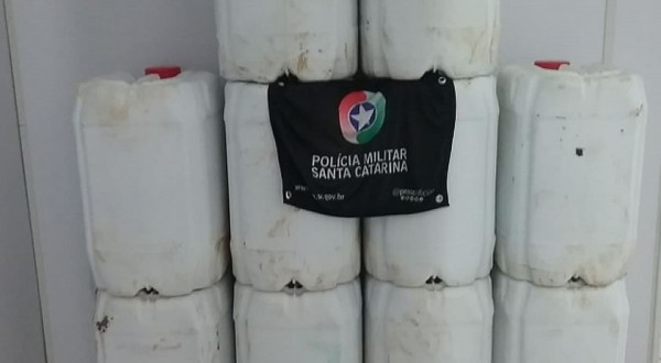 Policial militar suspeita de veículo e apreende galões de agrotóxico