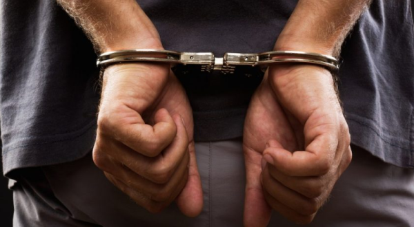 Homem é preso por desrespeitar medida protetiva