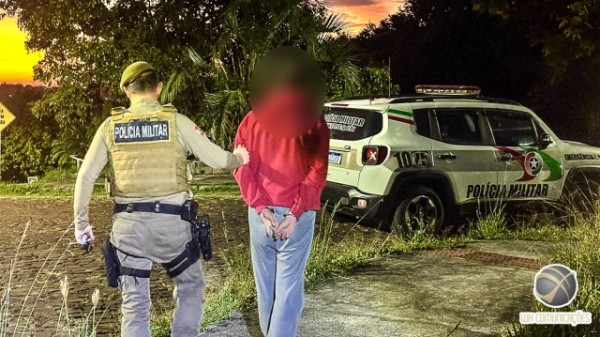 PM prende homem por tráfico e captura foragida da Justiça