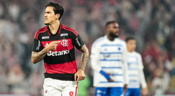 Flamengo vence o Cruzeiro no Maracanã e entra no G4 do Brasileirão