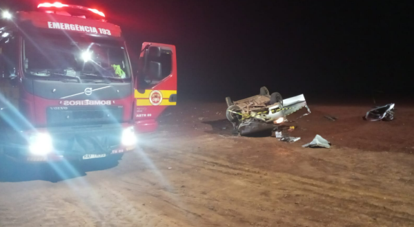 Motorista fica preso às ferragens após capotamento na BR-282