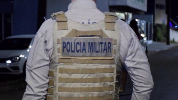 Homem descumpre medida protetiva e ameaça ex-companheira