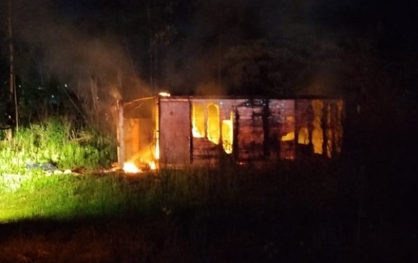 Incêndio destrói baú de caminhão abandonado