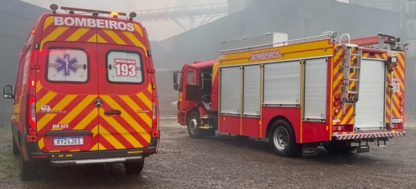 Mulher prende a mão em cilindro elétrico e bombeiros desmontam aparelho para liberar a vítima