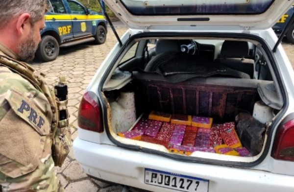 Jovem e namorada de 16 anos são flagrados com 60 kg de maconha na BR-282