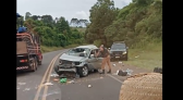 Mulher morre após camionete capotar na PRC-280