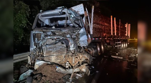 Motorista morre em grave acidente entre caminhões