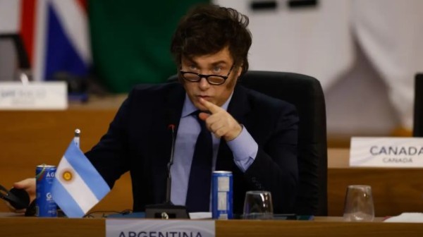 Milei restringe imigração e permanência de estrangeiros na Argentina