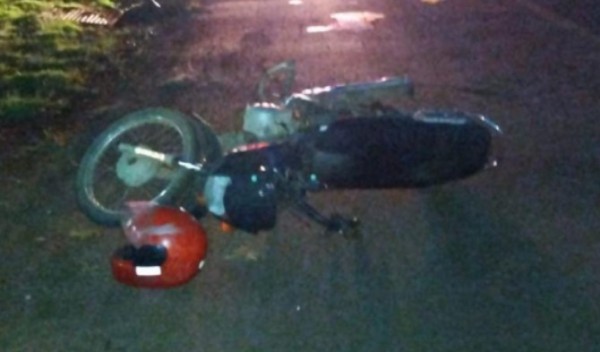 Motociclista fica gravemente ferido ao colidir em placa no interior