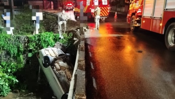 Automóvel cai em rio e duas pessoas são resgatadas pelos bombeiros