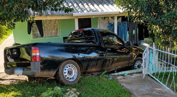 Caminhonete sai da pista e invade residência