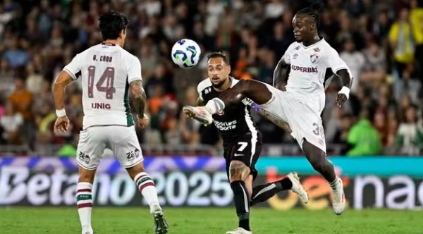 Em jogo morno, Corinthians marca no segundo tempo e bate o Fluminense no Maracanã