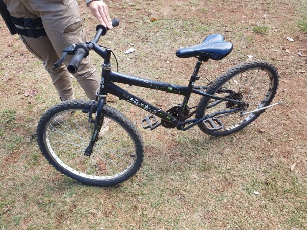 Bicicleta abandonada em área de mata é recuperada pela Polícia Militar