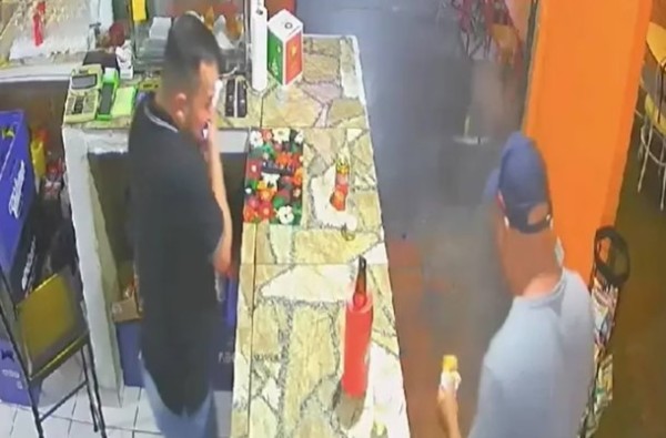 Coxinha explode e causa queimadura no rosto de homem
