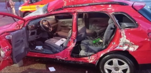 Condutor fica ferido em colisão entre carro e caminhão