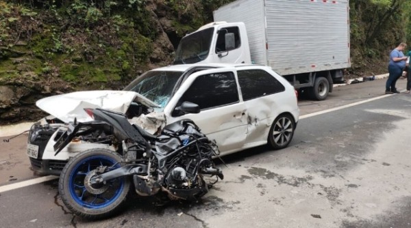 Estado de saúde do motociclista segue grave após acidente que matou idoso na BR-282