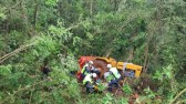Homem cai com trator em ribanceira de 30 metros e é resgatado com apoio de helicóptero em SC