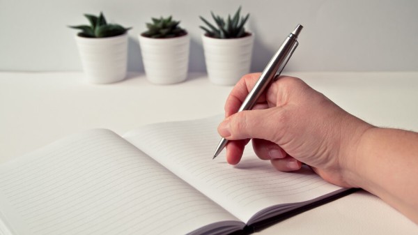 Escrever à mão pode te deixar mais inteligente, aponta estudo