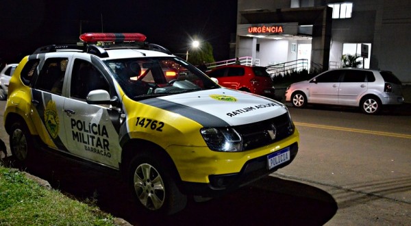 Mulher cai de veículo em movimento e homem sofre fratura ao tentar fugir da Polícia Militar