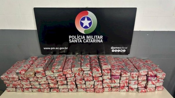 Carro sai da pista e motorista foge a pé após abordagem policial