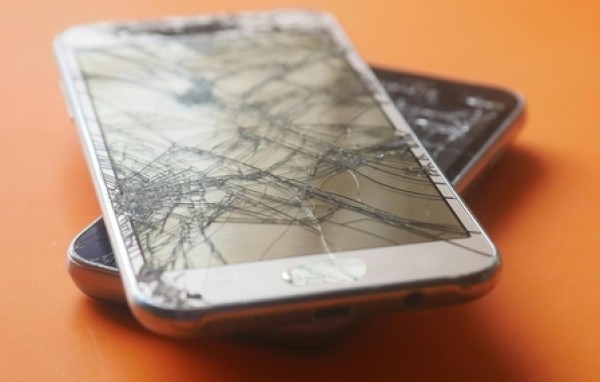 Mulher pede indenização após explosão de celulares, mas perícia aponta mau uso dos produtos