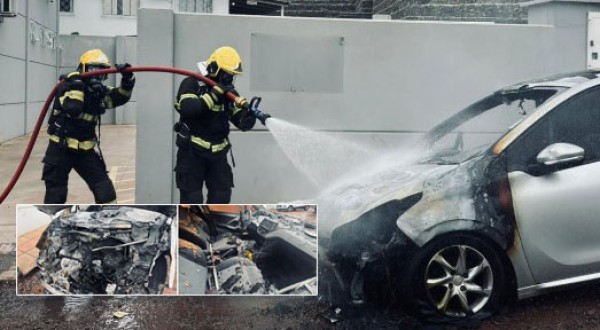 Carro é destruído por incêndio após pegar fogo na parte frontal