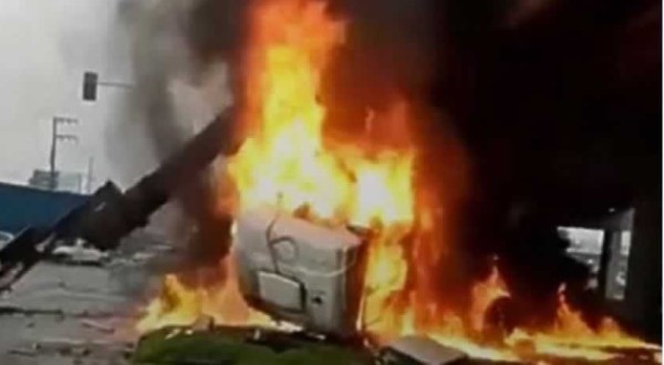 Caminhão despenca de viaduto, pega fogo e explode