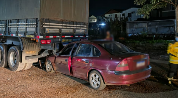 Carro colide na traseira de carreta estacionada no acostamento