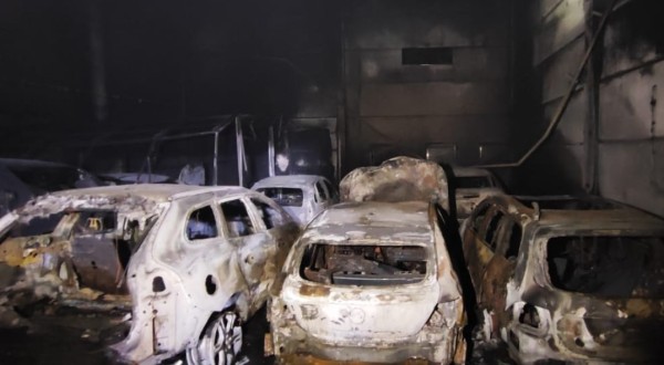 Incêndio destrói oficina mecânica e atinge 16 veículos