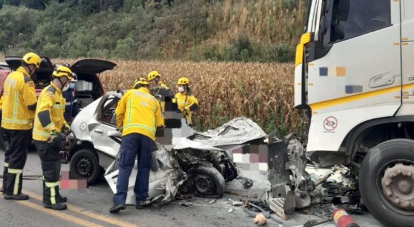 Colisão frontal entre carro e carreta deixa quatro mortos na BR-470 em SC