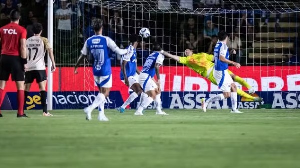 Cruzeiro vence Vasco no Parque do Sabiá e entra no G-4