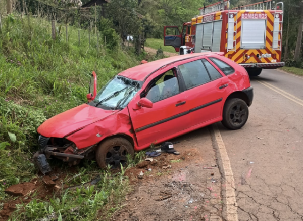 Motorista fica ferido após carro sair da pista e colidir