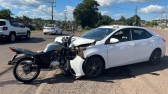 Motociclista sofre ferimentos leves em colisão frontal com carro
