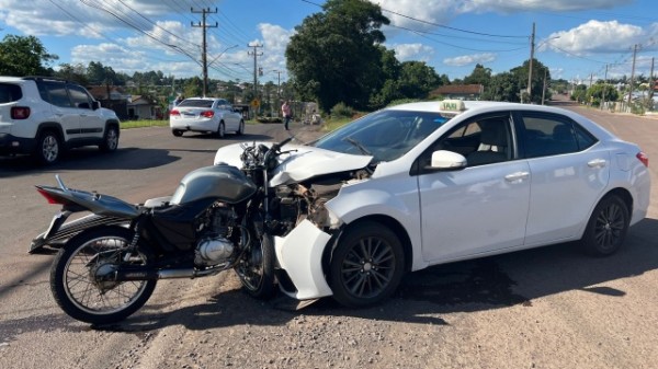 Motociclista sofre ferimentos leves em colisão frontal com carro