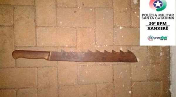 Homem é flagrado com arma de fogo falsa e facão no Oeste de SC